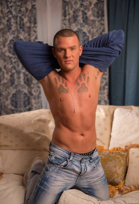 Hot american boys hunky guy Brandon Wilde and hunk Roman Todd shows a perfect body