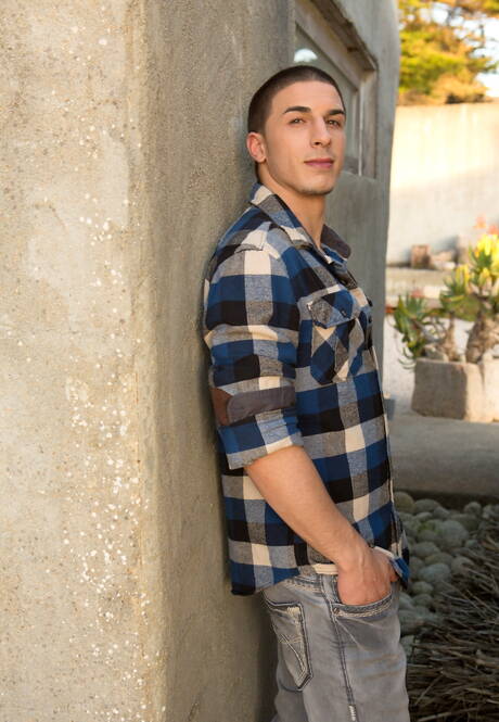 Beefy Jake Henry jack off his dick outdoor