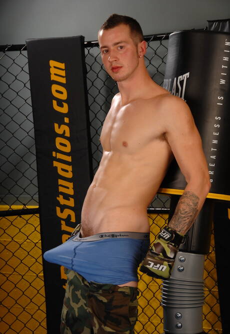 American hunky guy Mark Long get naked and showing tight ass