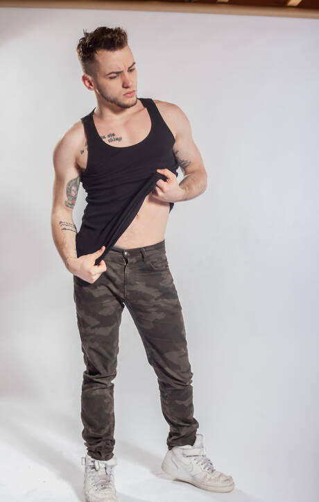 American well-built Colton Grey posing nude