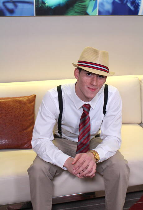 Pretty boy Tommy Porter jack off his dick outdoor