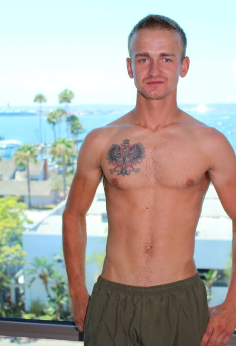 Pretty boy Kevin Reed shows a beautiful body outdoor