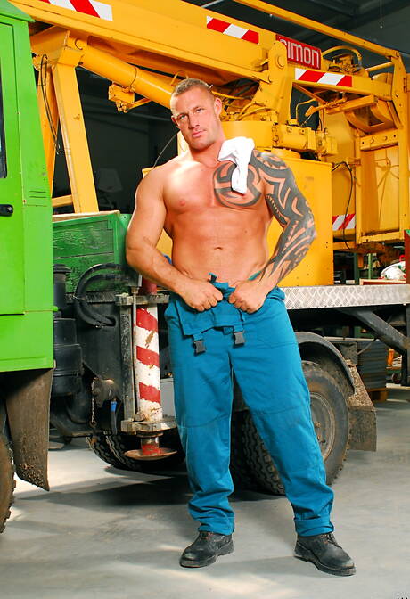 American bodybuilder Jack Dragon get naked and showing hot ass