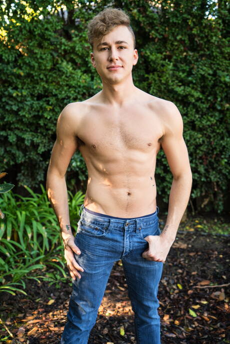 Two american boys tough guy Michael Delray and pretty boy Zander Lane have a good anal sex in the kitchen