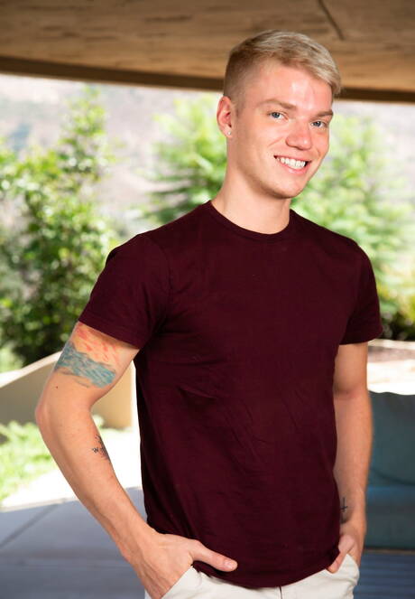 American pornstars hunky guy Scott Finn and pretty boy Kyle Brant fuck ass after blowjob in the pool