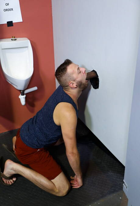 Pretty american boys otter Chandler Scott and hunk Ray Diesel make an interracial love in bathroom