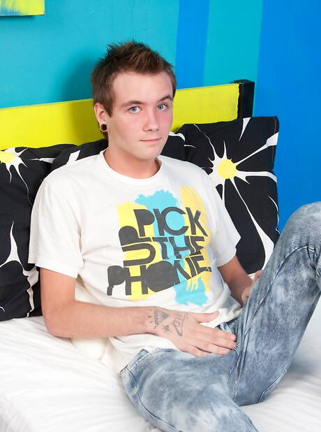 Pretty boy Drew Taylor wanking