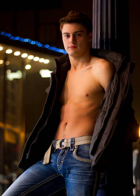 American twink Hunter Page posing naked and showing his butt outside