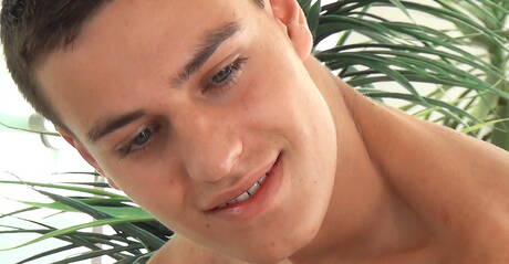 Beefy Landon Mitchell jack off his dick