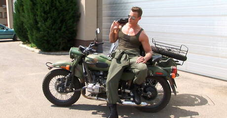 Czech well-built Ryan Kutcher jack off his cock outdoor