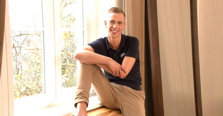 Czech pretty boy Niall Morris jack off his cock