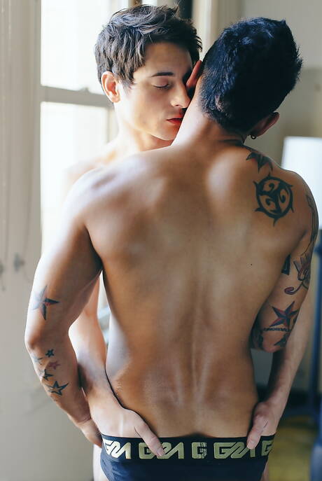 American stud Taylor Reign and  Travis Yukarin in hot homosexual action in bathroom