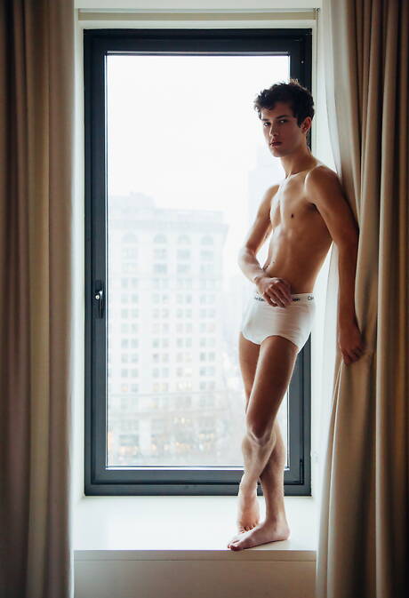 Hunk Paul Delay and american beautiful boy Sean Ford shows a sturdy body