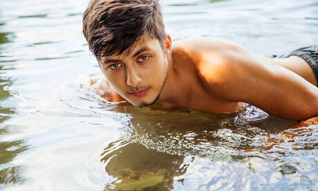 Latino pretty boy Angel Rivera and hunky guy Leo Grand have a good oral sex outside