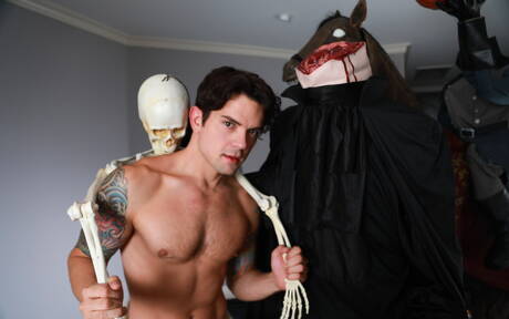 Nice american boys young boy Michael Del Ray and beefcake Dakota Payne shows a muscle body