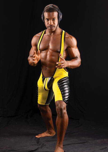 Hot boysBeau Butler, Adrian Hart and Reign have a hot interracial 3some sex