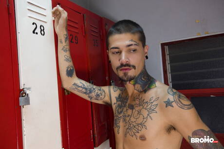 Gorgeous guy Milo and sexy stud Kendro Leandro have a good anal sex in hot shower