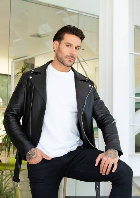 Horny guys Papi Kocic, Jota Palma and Sean Weiss have a good threesome sex