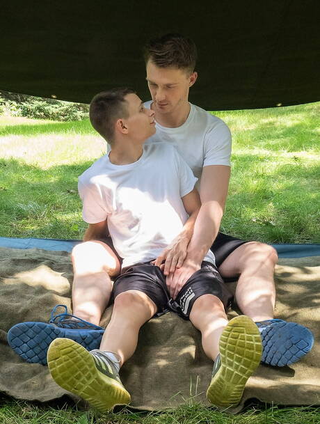 Nice american boys young Austin Young and husky guy Cole Blue have a hot sex outside