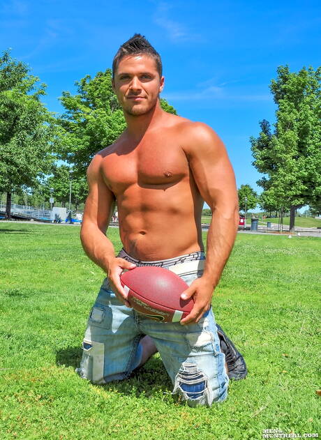 Bodybuilder Shawn Balfour posing nude and showing hot butt outdoor