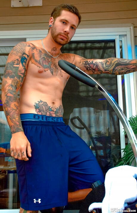 Husky guy Johnny Skills get naked and showing tight ass