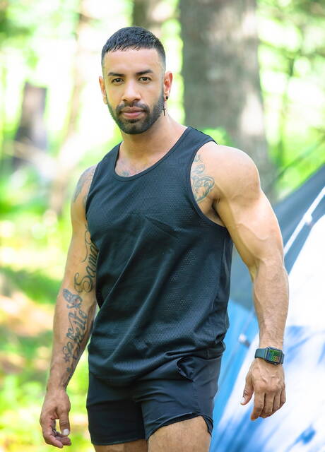 Hunk Mateo Zagal and hunky guy Thyle Knoxx fuck ass after sucking outdoor