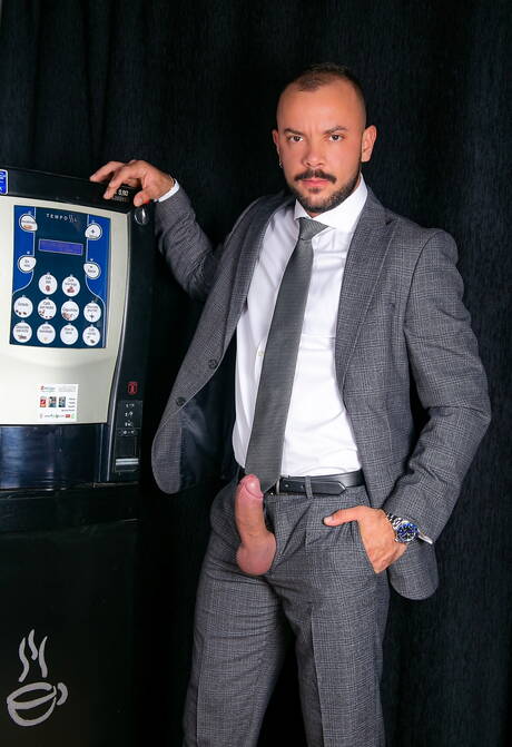 Beefcake Bruno Max and muscular Sir Peter in hot ass bang