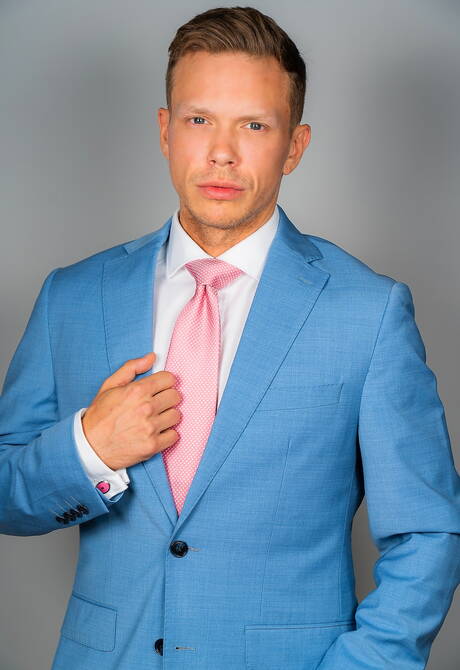 Canadian hunk Ethan Chase and portuguese gay bear Sir Peter fuck ass after sucking