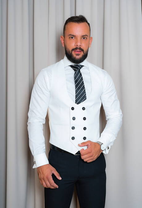 Beefy Franky Fox and beefcake Sir Peter have a hot sex