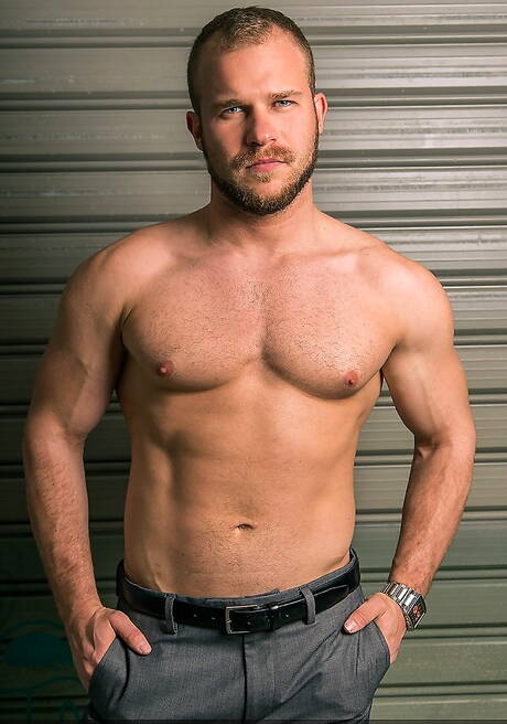 Beefy Gabriel Phoenix and muscular Malek Tobias have a good oral sex in the kitchen