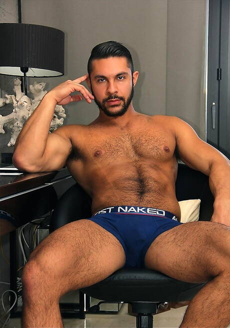 Canadian strongman Manuel Skye and latin bodybuilder Seth Santoro banged each other in hot shower