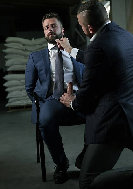 Latino bodybuilder Emir Boscatto and portuguese hunk Hector De Silva bondaged