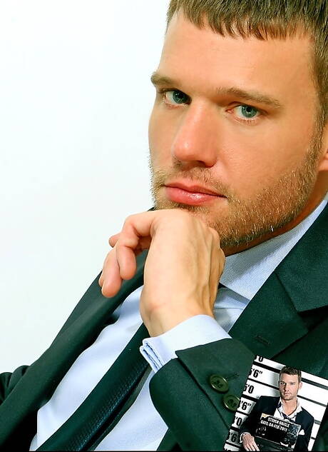 Muscular Neil Stevens and hunk Steven Daigle have a good oral sex