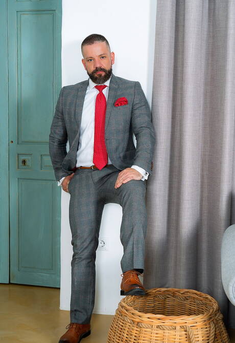 Strongman Dan Tyser and husky guy Gustavo Cruz have a good sex