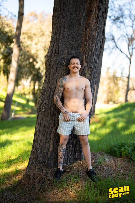 Husky guy Guido and stud Paco Colombiano fuck ass after blowjob outdoor