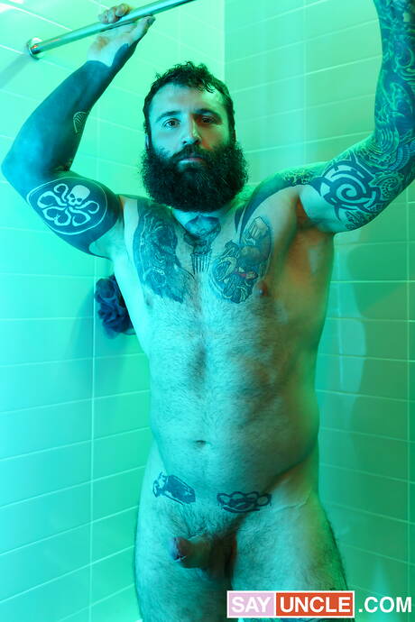 Costa rican stud Alex Montenegro and canadian gay bear Markus Kage have a good sex