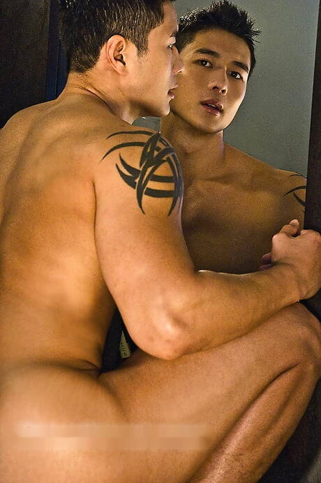 Oriental bodybuilder Peter Le posing nude and showing his butt