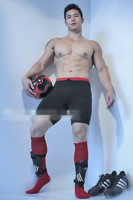 Asian strong bull Peter Le get naked and showing tight butt