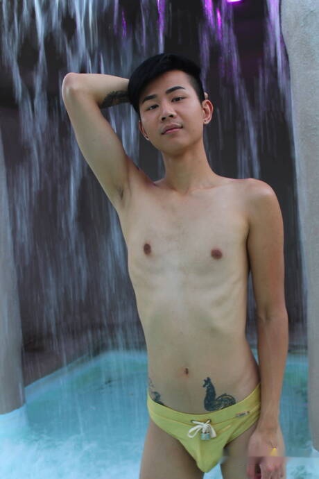 Oriental pretty boy Nolan Knox shows a beautiful body in the pool