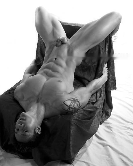 Asian muscular Peter Le posing naked and showing tight butt