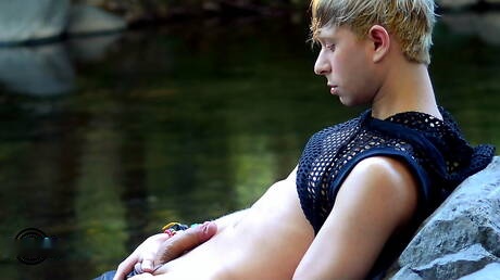 American twink Daniel Hausser shows a beautiful body outside