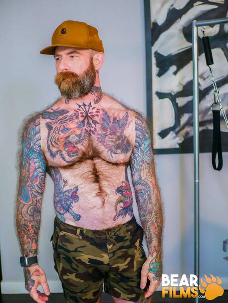 American hot bear Jack Dixon shows a perfect body