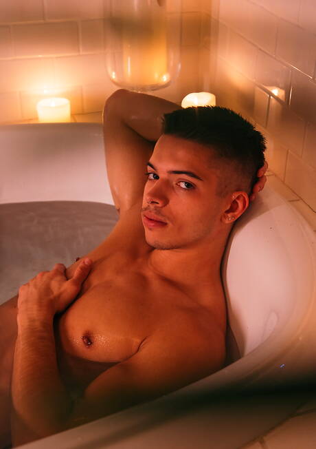 Two american guys husky guy Evan Knoxx and muscular Kane Fox in hot anal sex in bathroom