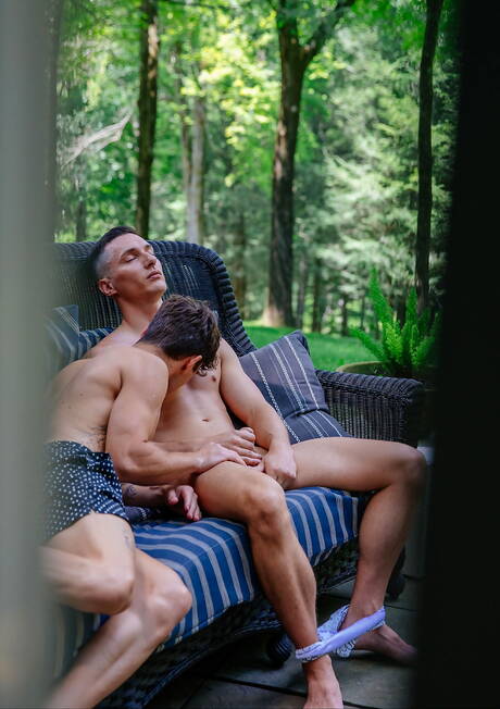 Husky guy Achilles and american muscular Tristan Hunter in hot homosexual scene outside