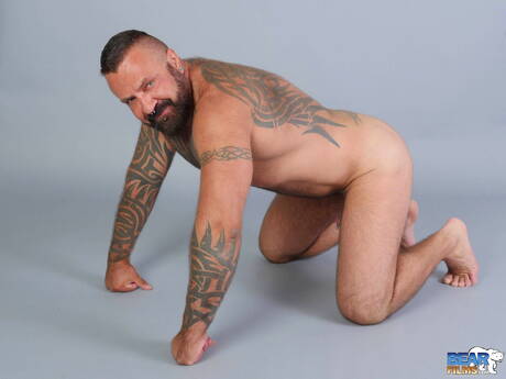Hot bear Marco Angelo get naked and showing tight ass