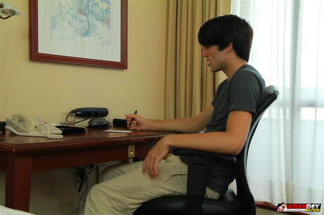 American pretty boy Aiden Summers teasing his cock