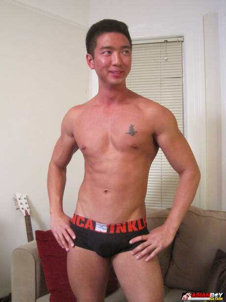 Strongman Chris Venice and oriental superstud Tristan Tran fuck ass after sucking cock