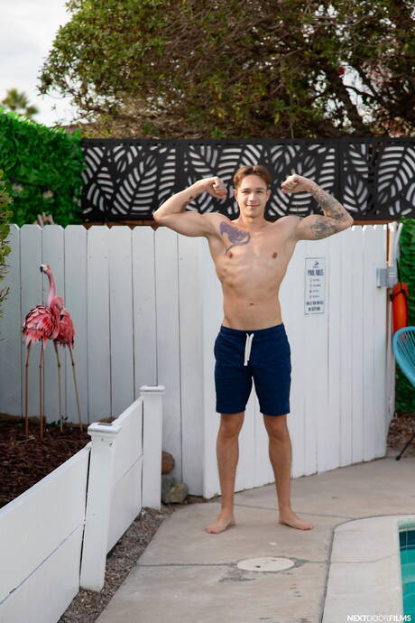 American pornstars husky guy Jayden Marcos and hunky guy Kam Stone drilling an ass in the pool