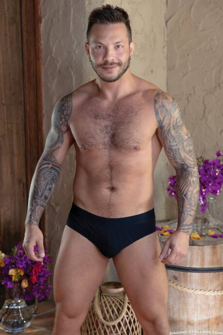 Panamian bodybuilder Jacob Lord and brazilian beefy John Brachalli love each other