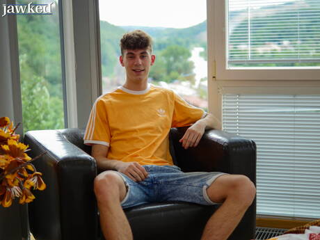 Hot twink Tom Connor posing naked and showing tight butt